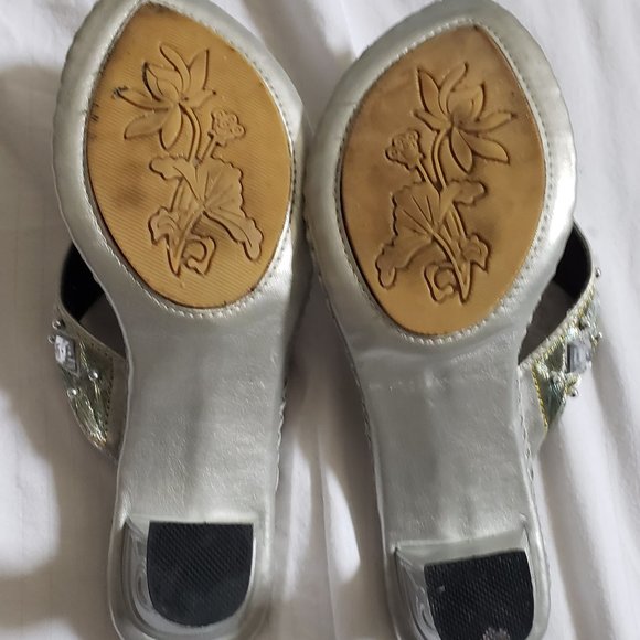 J.J.'s Silver Beaded Embroidered Small Heel Sandals 8.5 - Picture 4 of 7